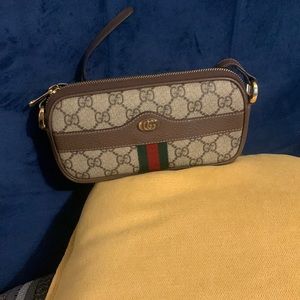 Small Gucci crossbody .